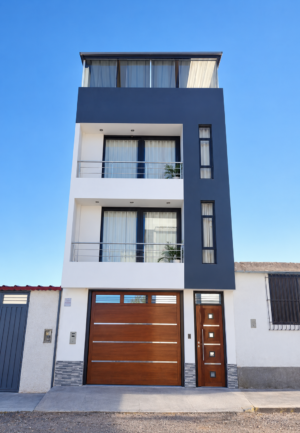 Fachada Moderna Bajo Cielo Azul